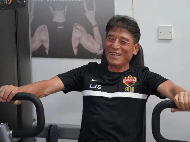 美女脱小内内给男生摸